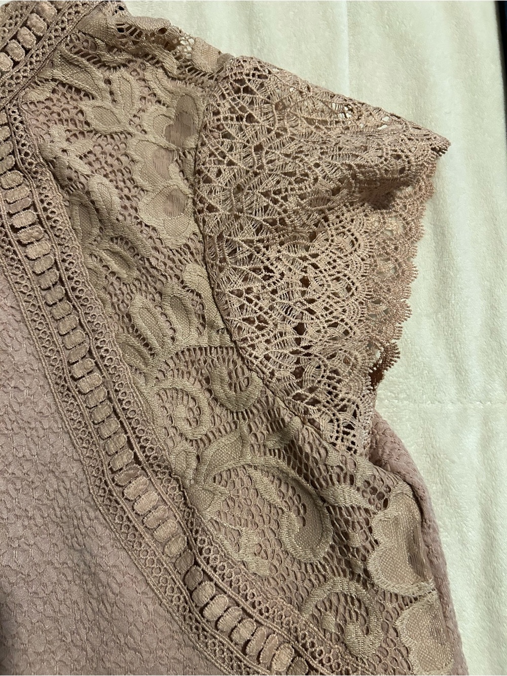 Woman's Pink Lace Top size large - Picture 3 of 5